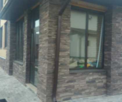 Прикрученные панели на фасад и цоколь дома